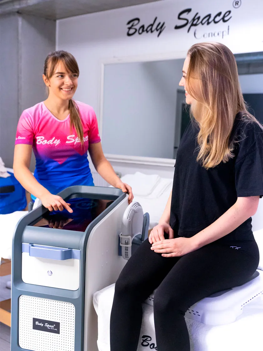 Body Space® specialist consulting a client before a vacuum therapy treatment